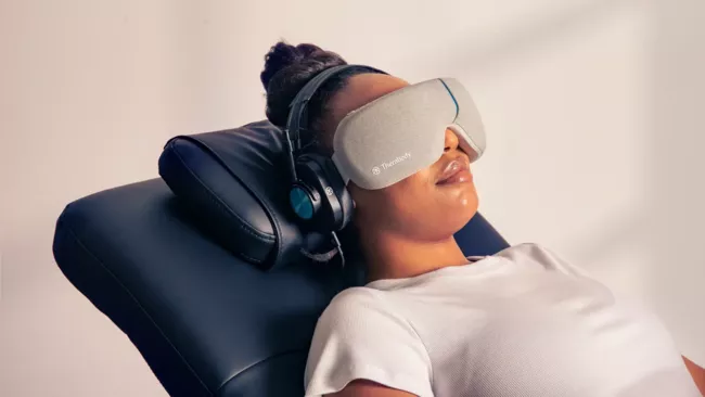 Therabody Smart Goggles relaxen